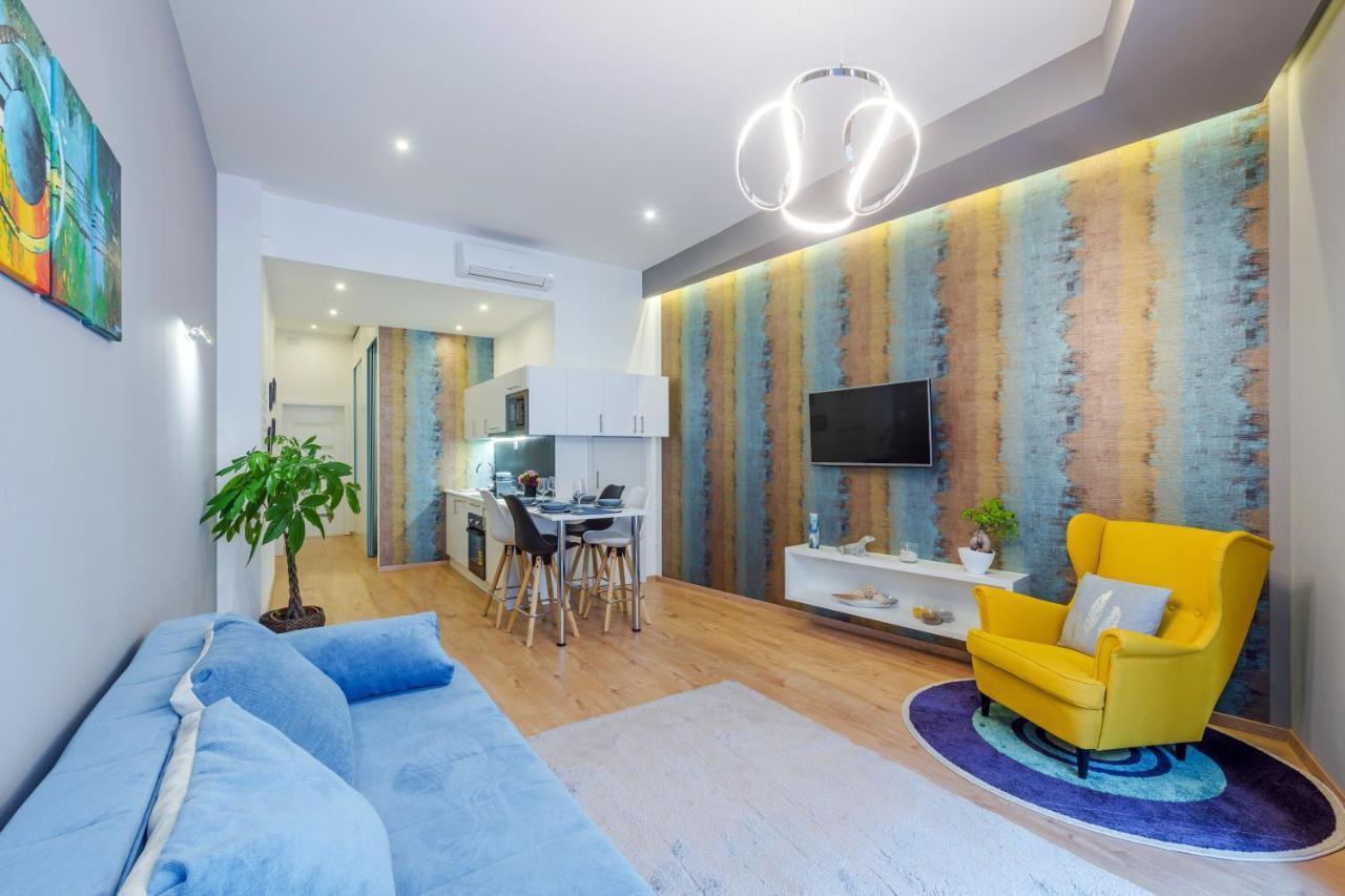 Amber / Navy Design With A/c Budapest