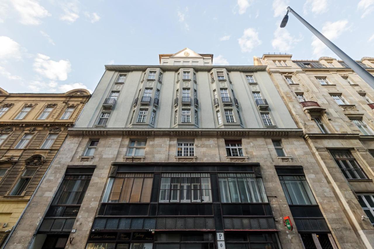 Amber / Navy Design With A/c Apartment Budapest