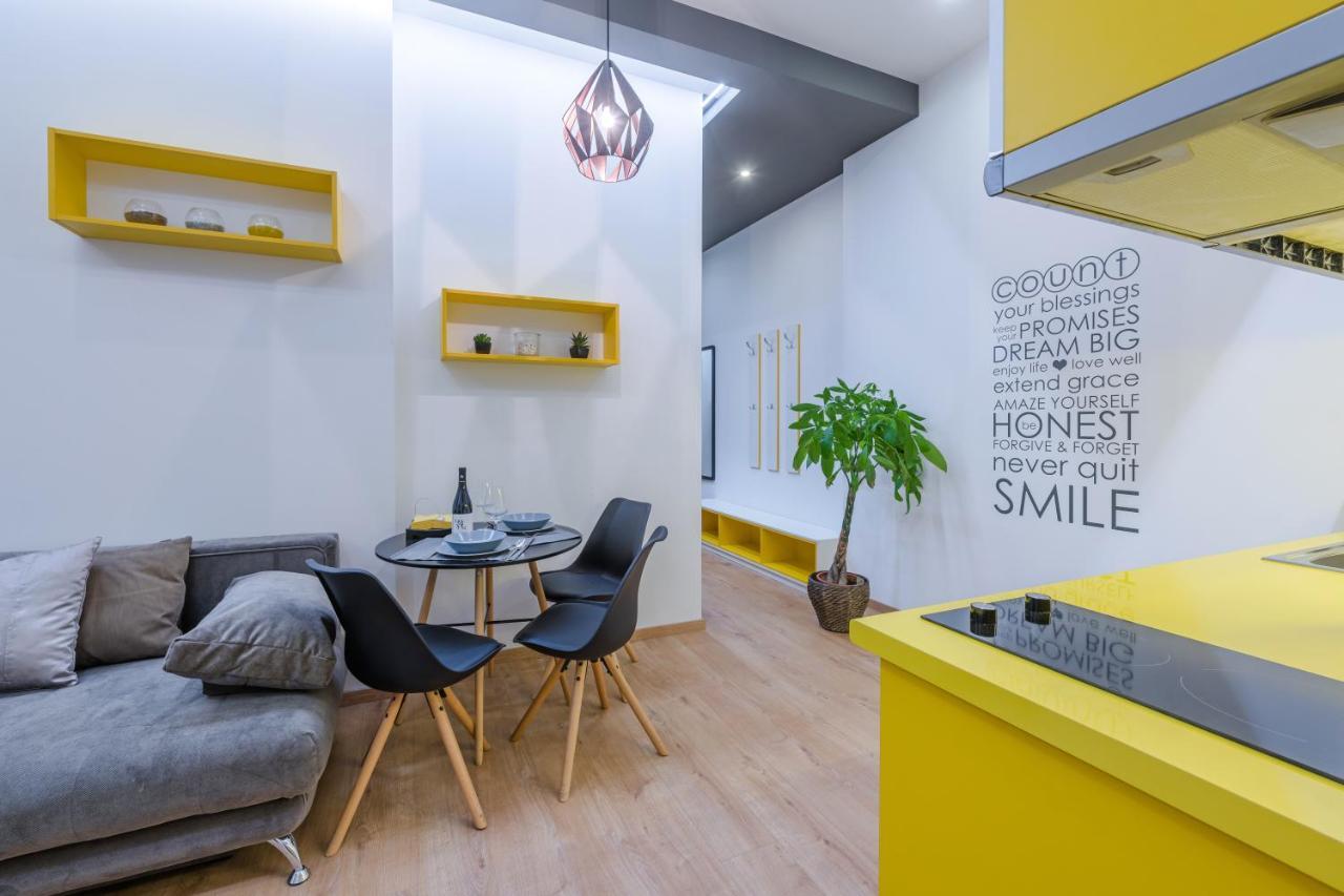 Amber / Navy Design With A/c Apartament