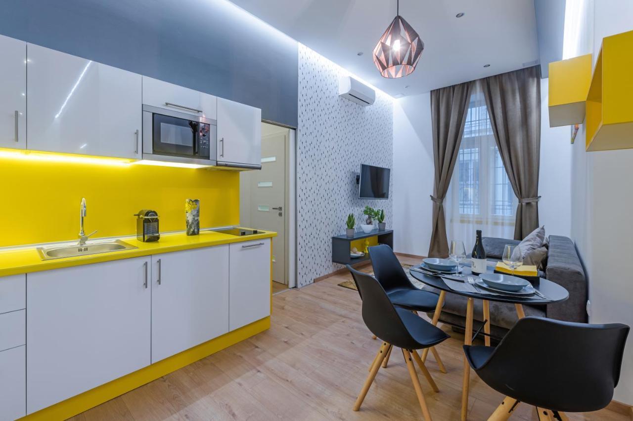 Amber / Navy Design With A/c Apartament
