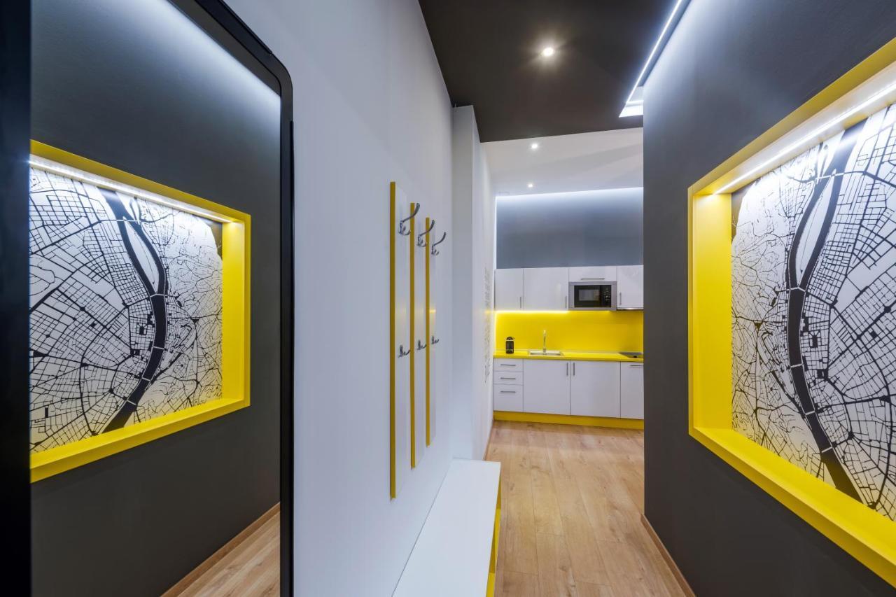 Amber / Navy Design With A/c Apartment Budapest